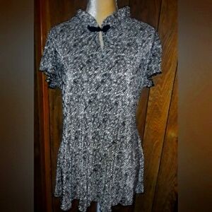 Womans Medium Black & White Shortsleeved Elegant Blouse Silky Textured Top